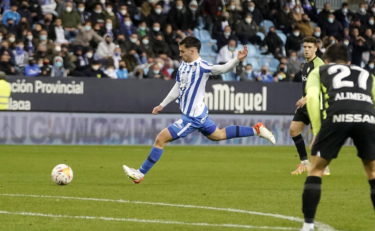 Ramón, instantes antes de golpear para el gol del empate. 