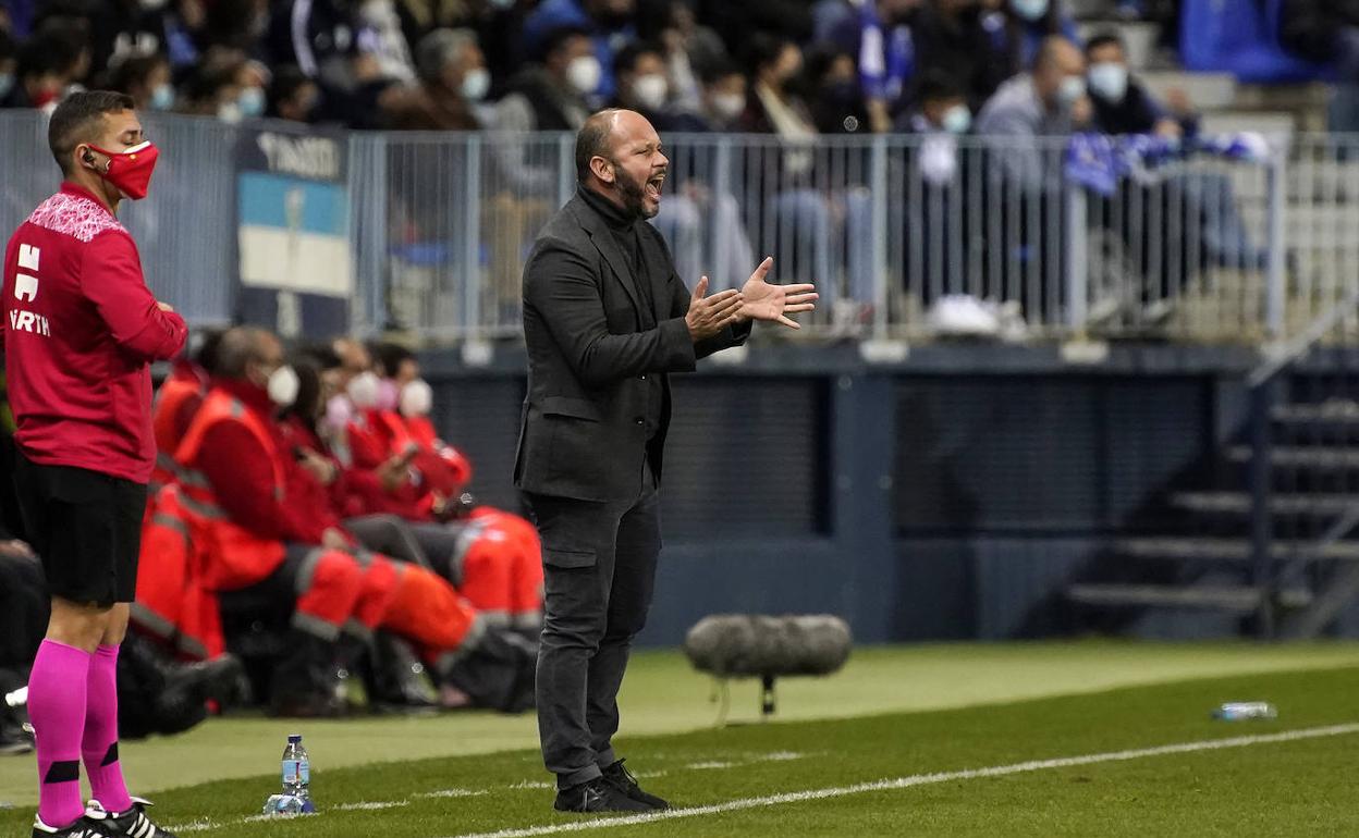 José Alberto se dirige a sus jugadores desde el área técnica con vehemencia. 