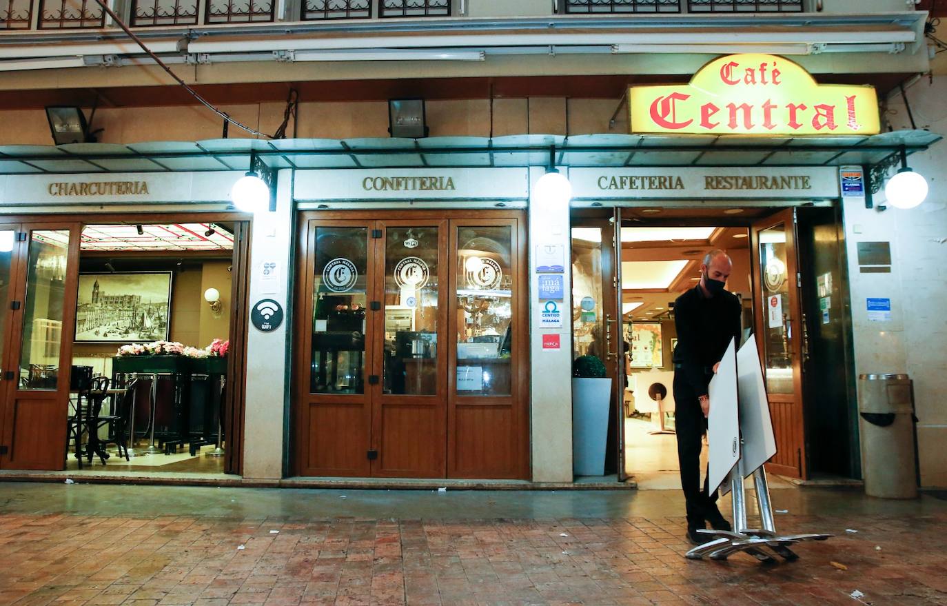 El Café Central de Málaga echó este domingo el cierre tras un siglo de historia. 