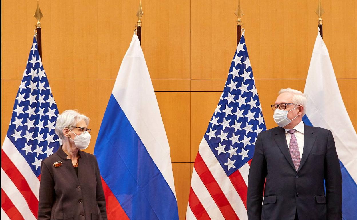 La enviada estadounidense, Wendy Sherman, y el viceministro de Exteriores ruso, Sergei Ryabkov, posan durante la cumbre en Ginebra.