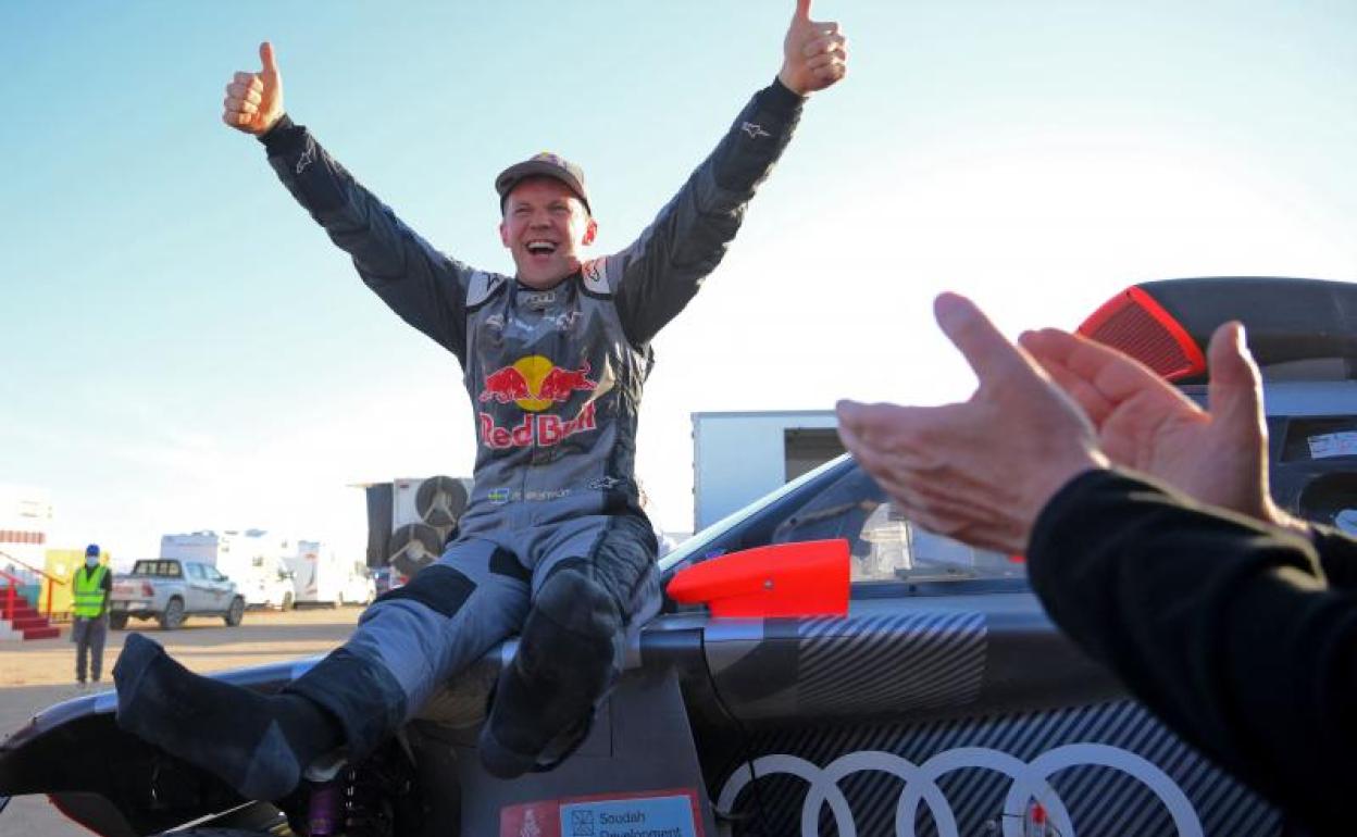 Mattias Ekstrom celebra su victoria en la octava etapa del Dakar. 