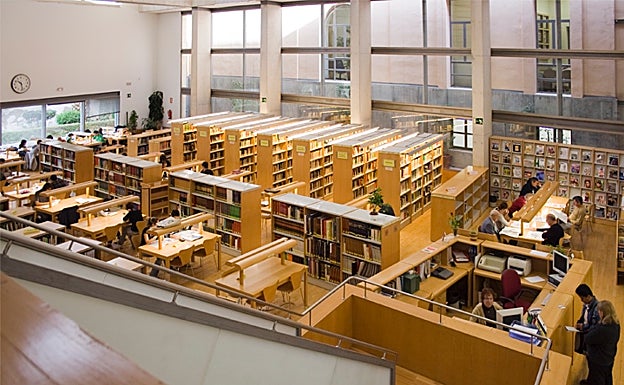 Biblioteca Cánovas del Castillo, en el Centro Cultural María victoria Atencia de la Diputación. 