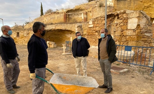 El alcalde veleño, este martes en una visita a la zona. 