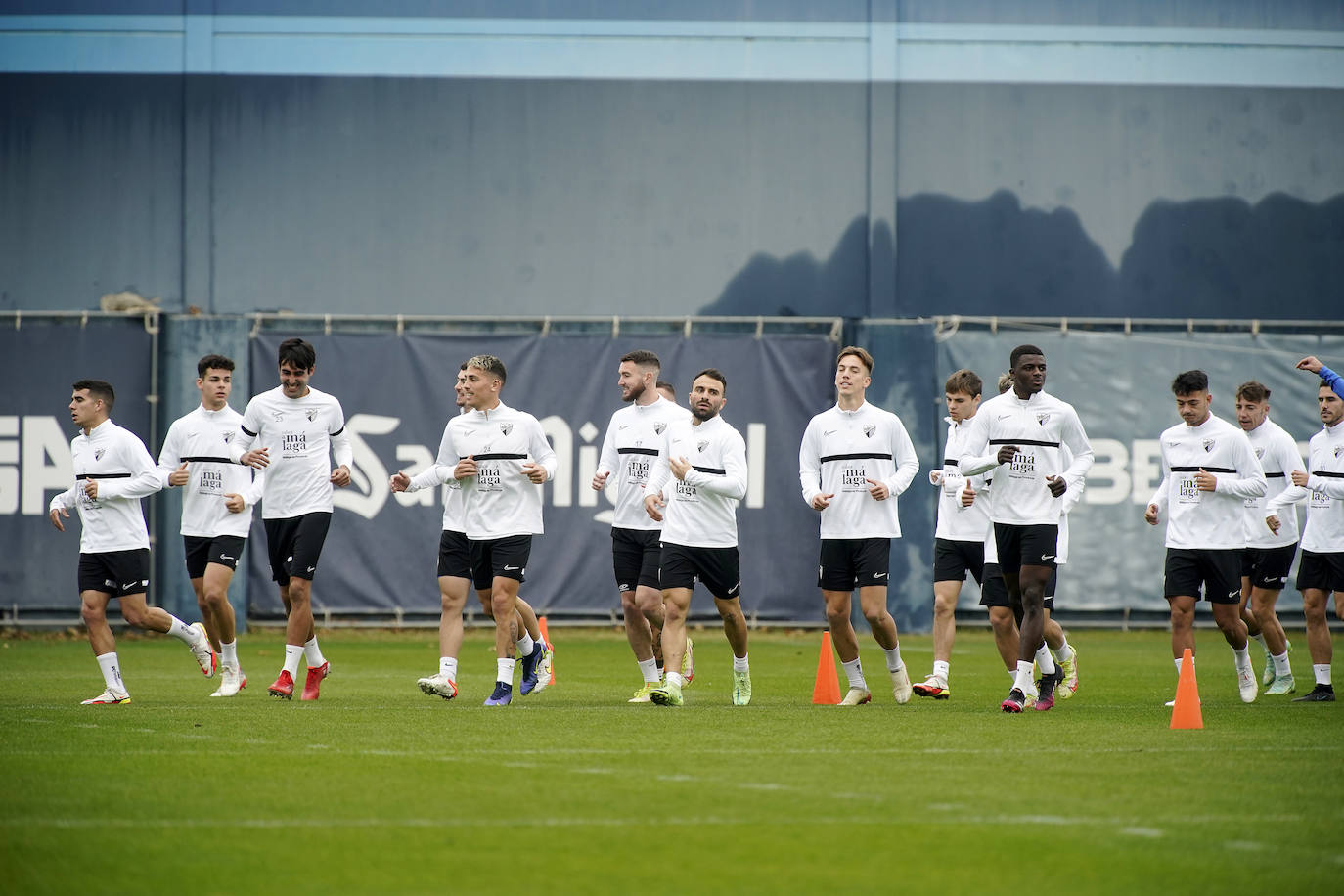 El equipo se entrena en ambiente muy positivo tras la imagen contra el Sporting mientras que los jugadores tocados como Juande, Chavarría o Antoñín, apuran para estar disponibles en la reanudación de la competición.