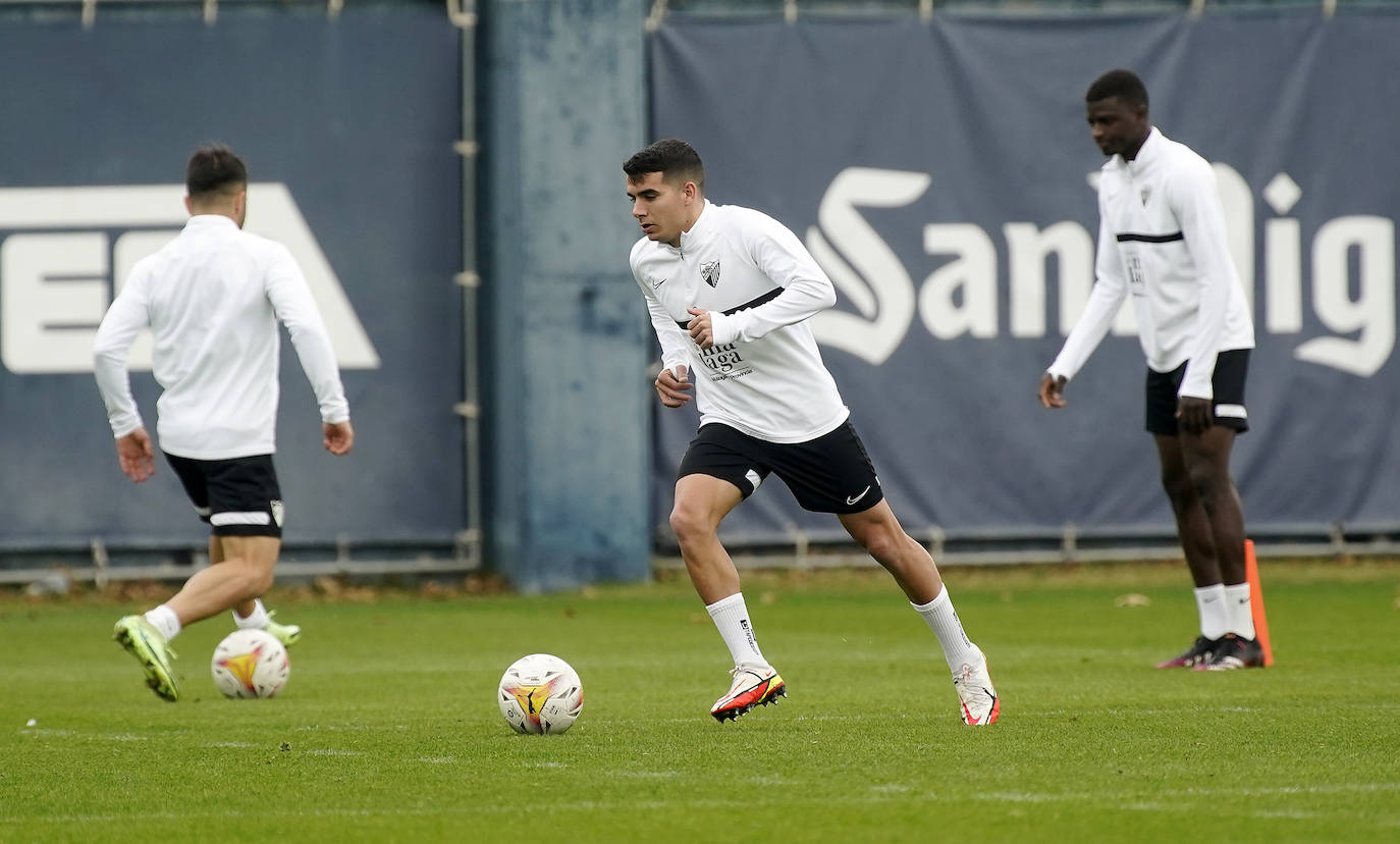 El equipo se entrena en ambiente muy positivo tras la imagen contra el Sporting mientras que los jugadores tocados como Juande, Chavarría o Antoñín, apuran para estar disponibles en la reanudación de la competición.