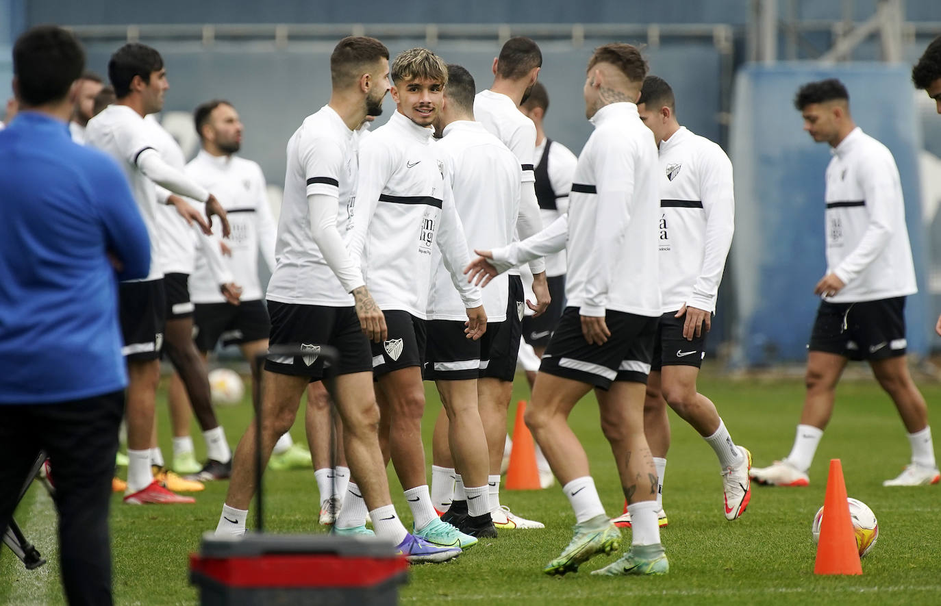 El equipo se entrena en ambiente muy positivo tras la imagen contra el Sporting mientras que los jugadores tocados como Juande, Chavarría o Antoñín, apuran para estar disponibles en la reanudación de la competición.