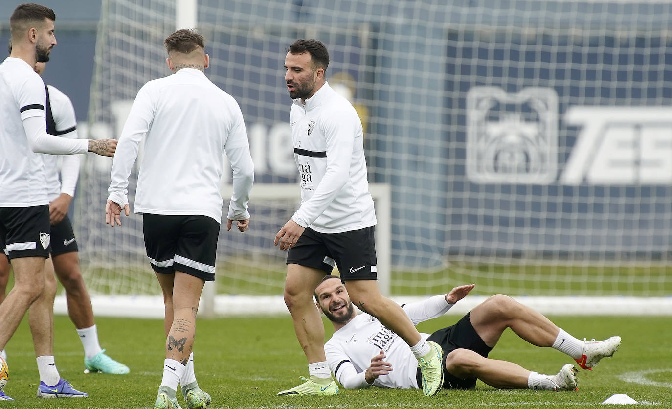 El equipo se entrena en ambiente muy positivo tras la imagen contra el Sporting mientras que los jugadores tocados como Juande, Chavarría o Antoñín, apuran para estar disponibles en la reanudación de la competición.