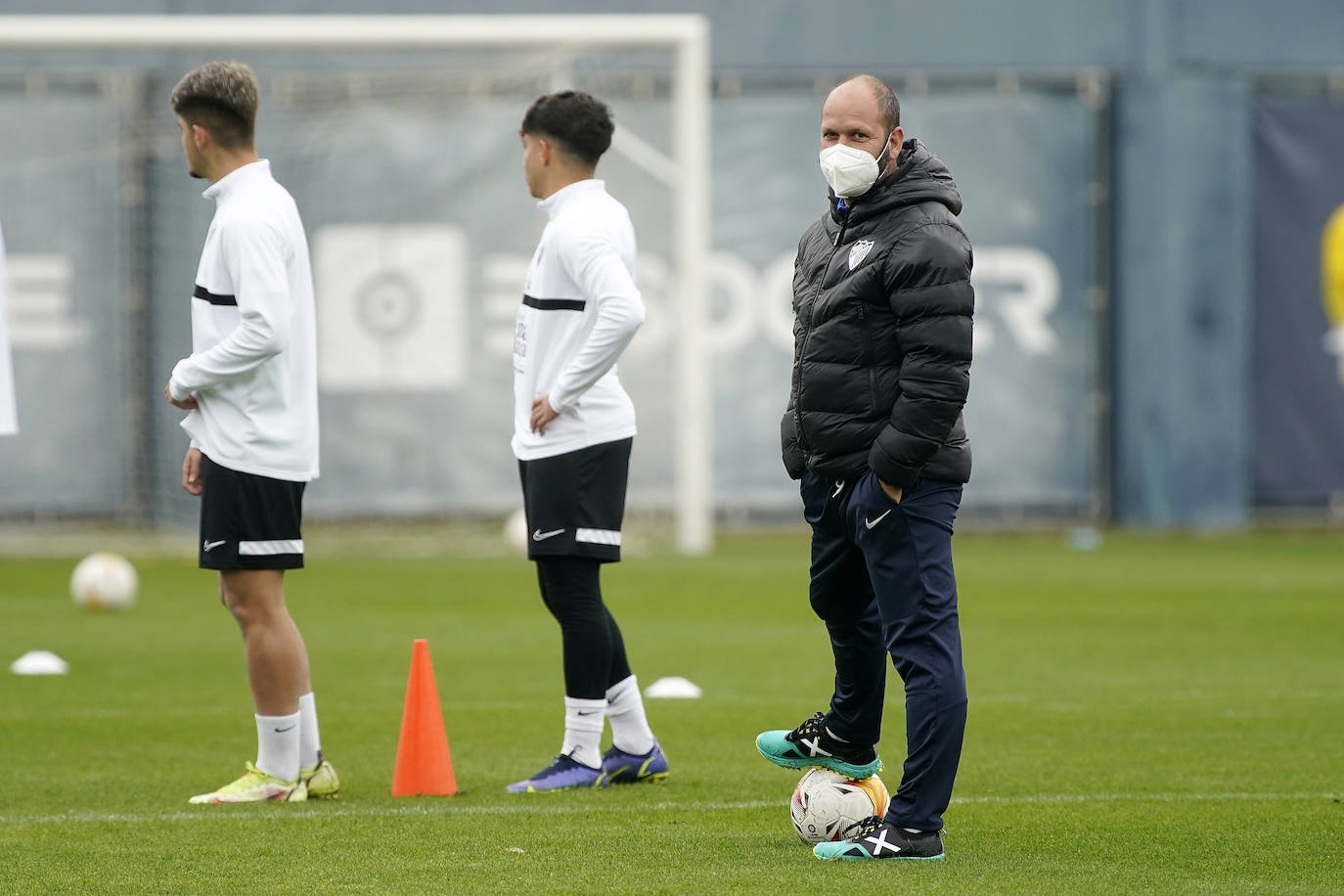 El equipo se entrena en ambiente muy positivo tras la imagen contra el Sporting mientras que los jugadores tocados como Juande, Chavarría o Antoñín, apuran para estar disponibles en la reanudación de la competición.