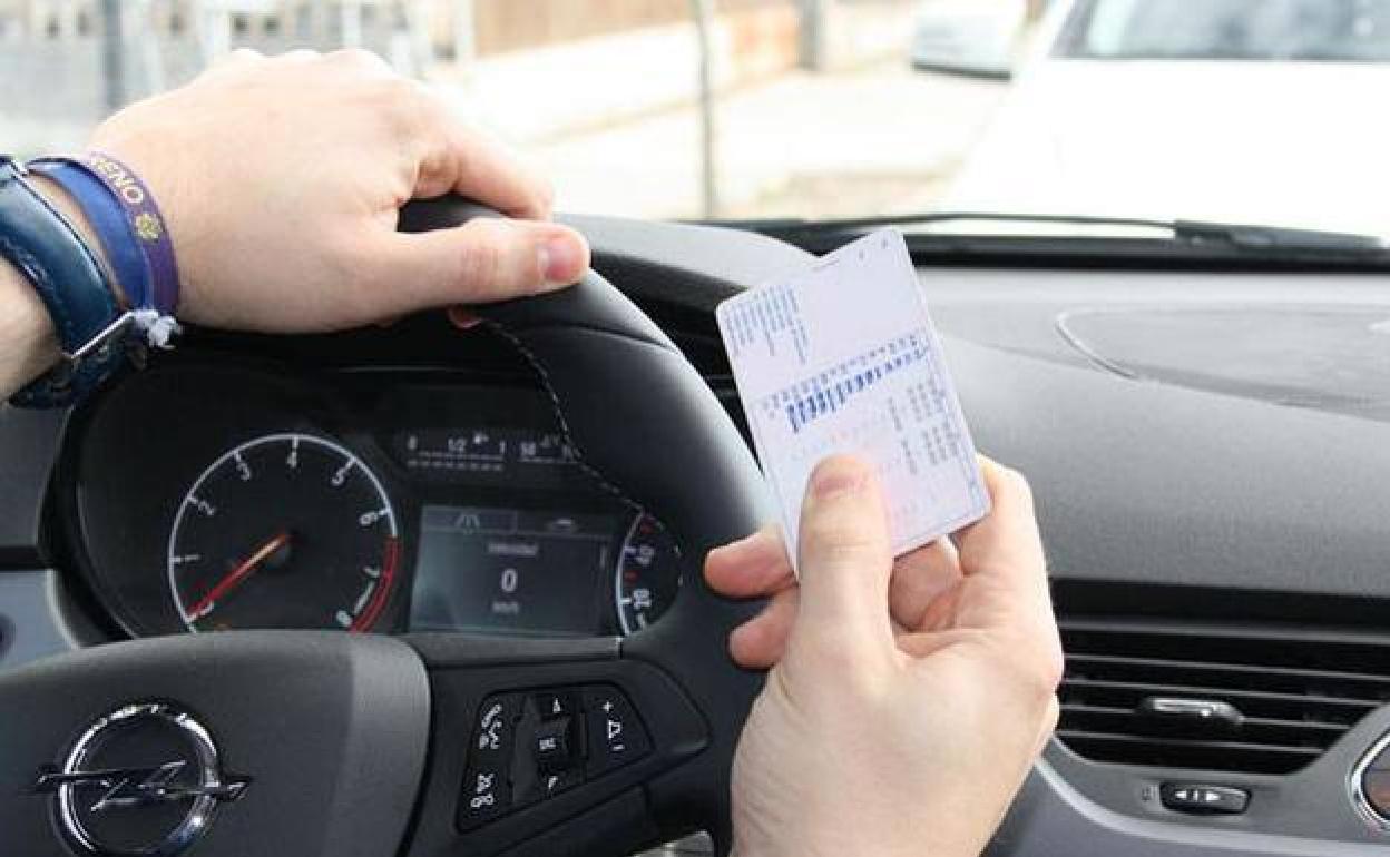 Carnet conducir: El código 106.5 que ningún conductor querrá que la DGT incluya en su carnet de conducir