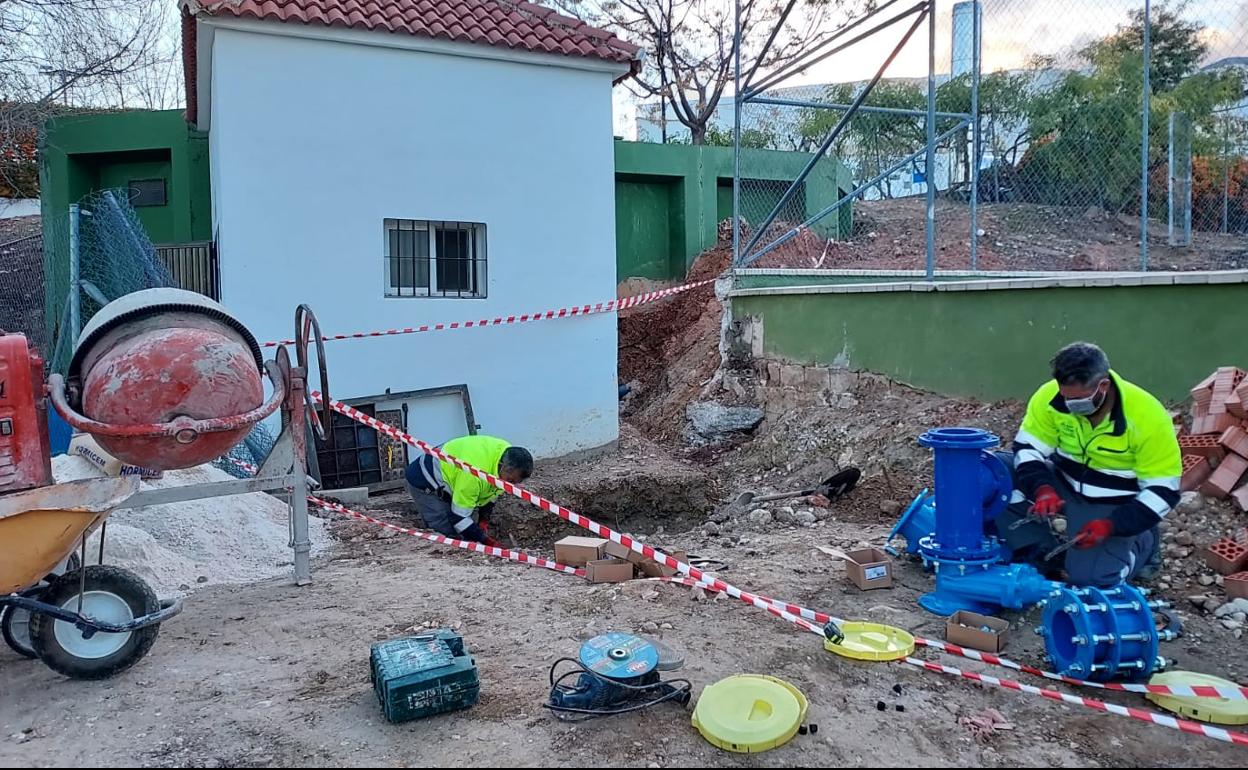 Obras en la red de abastecimiento de agua de Alhaurín el Grande.