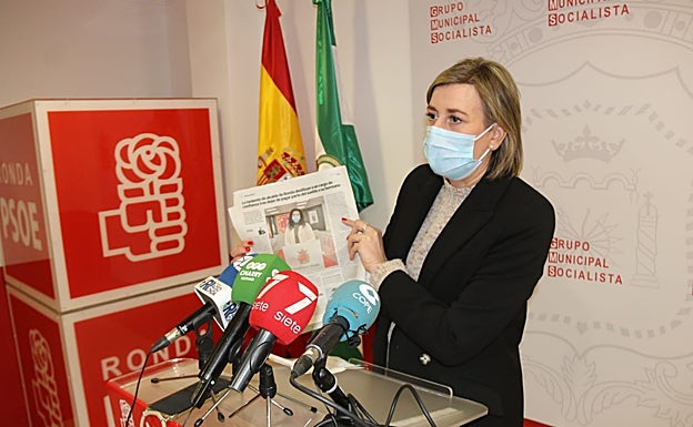 Aguilera, este jueves, en rueda de prensa mostrando la información publicada por SUR.