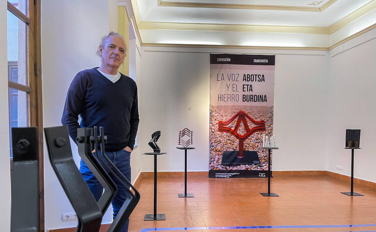 El artista Joseba Gotzon, junto a su muestra en el Ateneo. 