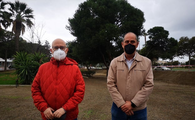 Jesús Carlos Pérez Atencia y Antonio Ariza, en la presentación del nuevo parque canino de Torre del Mar. 