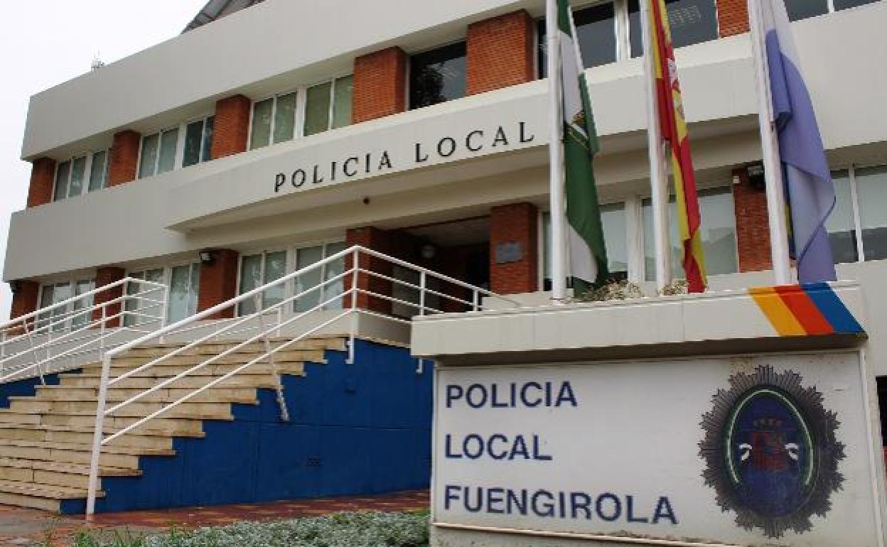Policías locales de Fuengirola salvan a un hombre que tuvo un accidente de tráfico tras sufrir un infarto