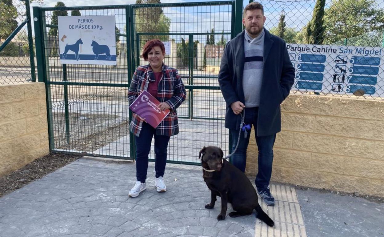 Macías y Sguiglia, éste último con su perra Luna, a las puertas del parque canino de San Miguel.