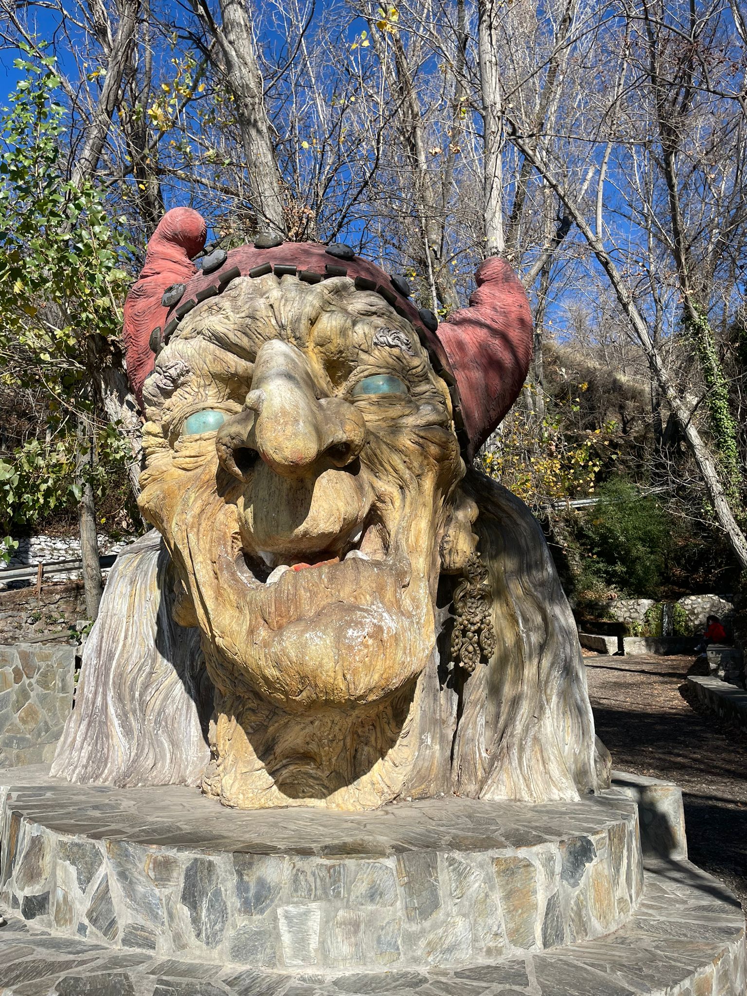 En la Alpujarra alta granadina, en pleno Parque Natural y Nacional en la cara sur de Sierra Nevada, se esconde este pequeño pueblo blanco con una larga tradición ligada a la brujería 