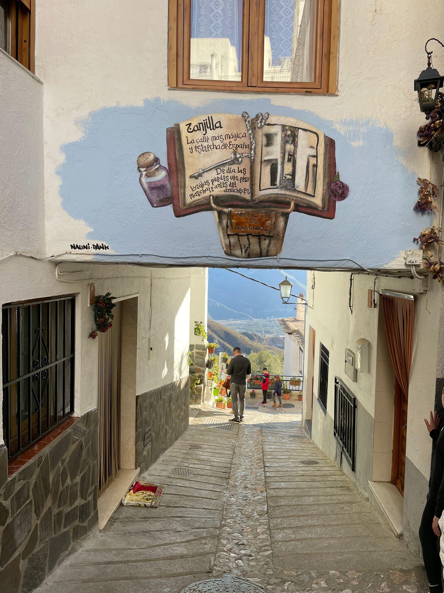 En la Alpujarra alta granadina, en pleno Parque Natural y Nacional en la cara sur de Sierra Nevada, se esconde este pequeño pueblo blanco con una larga tradición ligada a la brujería 