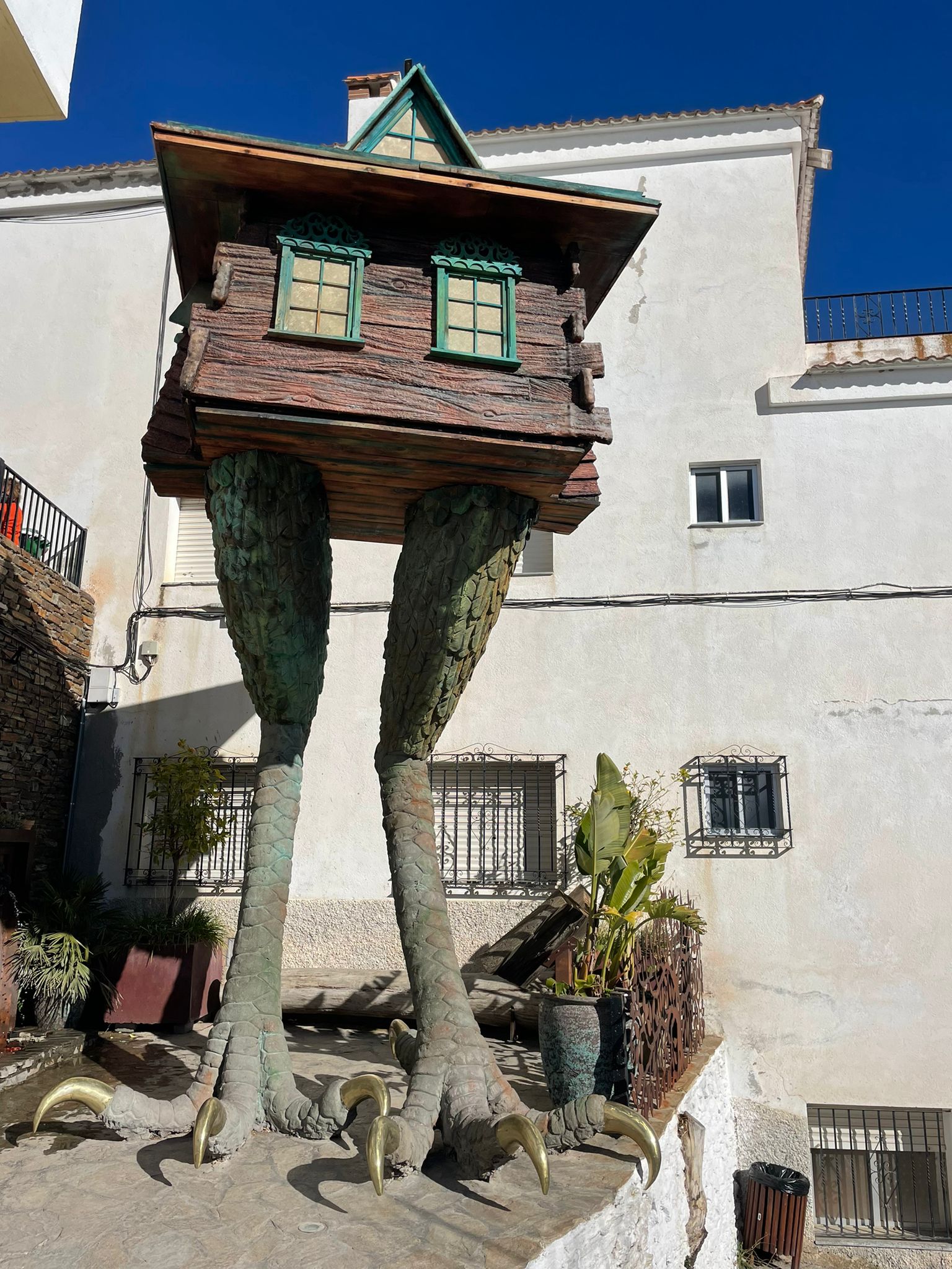 En la Alpujarra alta granadina, en pleno Parque Natural y Nacional en la cara sur de Sierra Nevada, se esconde este pequeño pueblo blanco con una larga tradición ligada a la brujería 