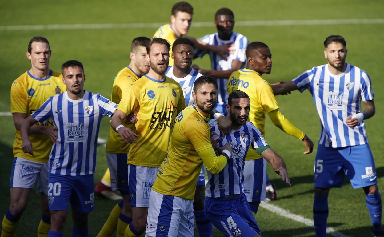 Momento del partido entre el Málaga y el Waasland-Sportkring belga en La Rosaleda a la salida de un córner.