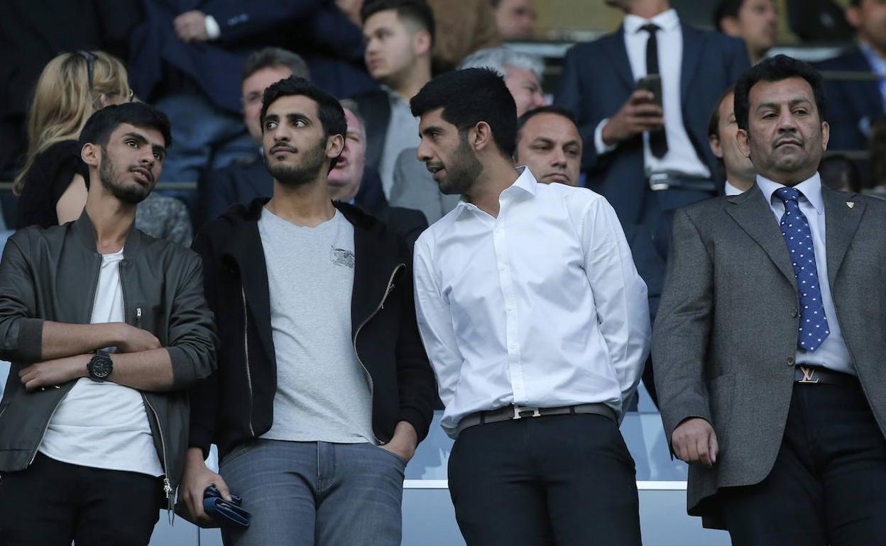 Nayef, Rakan, Nasser y Abdullah Al-Thani. en el palco de La Rosaleda. 