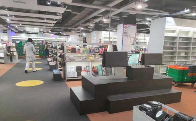 Labores de desmontaje de la tienda en el Málaga Plaza 