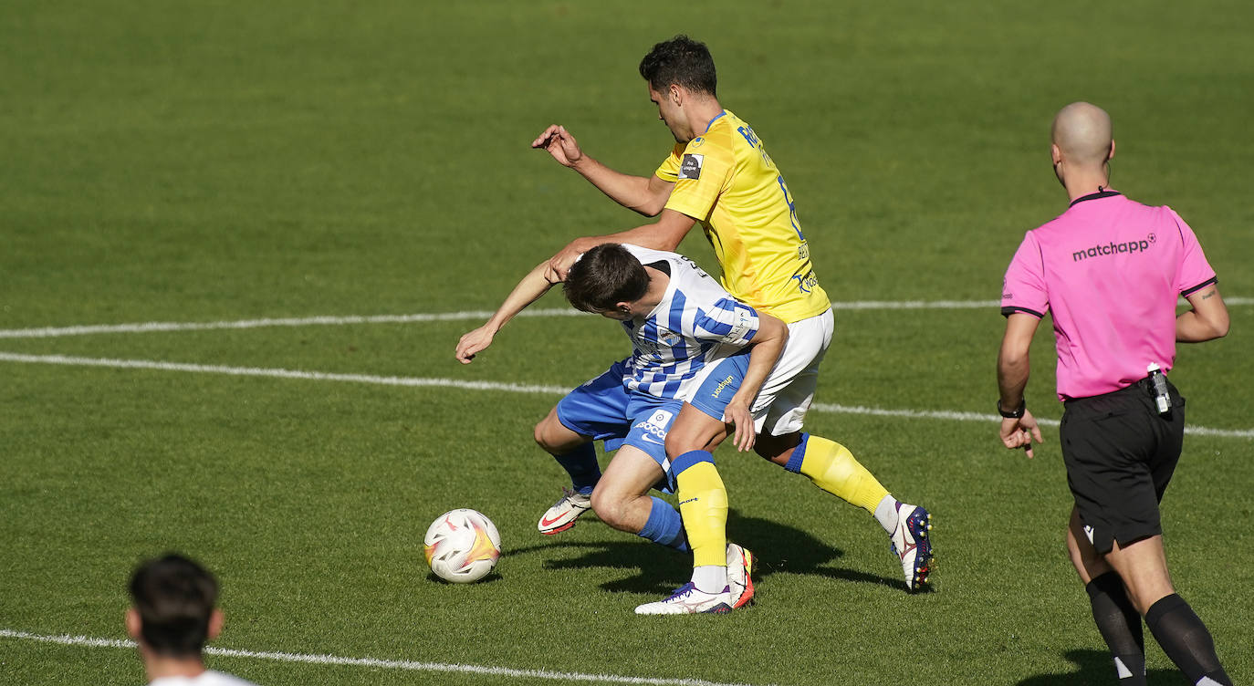 Aprovechando el parón de la competición, el conjunto blanquiazul organizó un encuentro de entrenamiento en La Rosaleda donde sólo pudieron asistir medios gráficos en los primeros minutos del choque. Tiempo insuficiente para sacar conclusiones, aunque válido para comprobar que el técnico malaguista, José Alberto, aprovechó para dar minutos a los que menos protagonismo han tenido hasta el momento (Ismael Casas, Ismael Gutiérrez, Cufré, Antoñín o Lombán) y a los jugadores que necesitan de nuevo rodaje por haber estado lesionados recientemente (caso de Jozabed o Sekou) o haberse incorporado hace poco como los nuevos fichajes Febas y Vadillo.