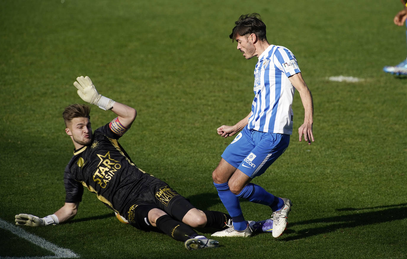 Aprovechando el parón de la competición, el conjunto blanquiazul organizó un encuentro de entrenamiento en La Rosaleda donde sólo pudieron asistir medios gráficos en los primeros minutos del choque. Tiempo insuficiente para sacar conclusiones, aunque válido para comprobar que el técnico malaguista, José Alberto, aprovechó para dar minutos a los que menos protagonismo han tenido hasta el momento (Ismael Casas, Ismael Gutiérrez, Cufré, Antoñín o Lombán) y a los jugadores que necesitan de nuevo rodaje por haber estado lesionados recientemente (caso de Jozabed o Sekou) o haberse incorporado hace poco como los nuevos fichajes Febas y Vadillo.