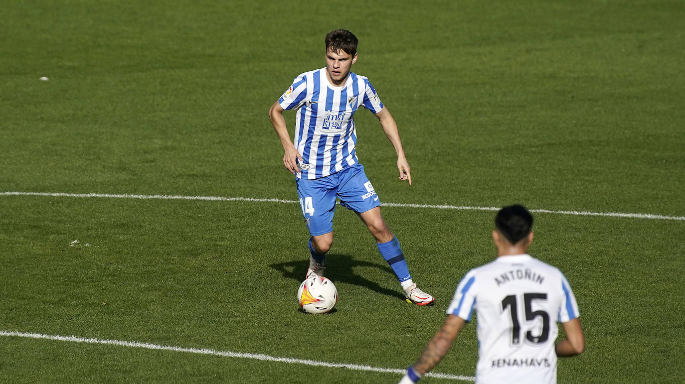 Aprovechando el parón de la competición, el conjunto blanquiazul organizó un encuentro de entrenamiento en La Rosaleda donde sólo pudieron asistir medios gráficos en los primeros minutos del choque. Tiempo insuficiente para sacar conclusiones, aunque válido para comprobar que el técnico malaguista, José Alberto, aprovechó para dar minutos a los que menos protagonismo han tenido hasta el momento (Ismael Casas, Ismael Gutiérrez, Cufré, Antoñín o Lombán) y a los jugadores que necesitan de nuevo rodaje por haber estado lesionados recientemente (caso de Jozabed o Sekou) o haberse incorporado hace poco como los nuevos fichajes Febas y Vadillo.