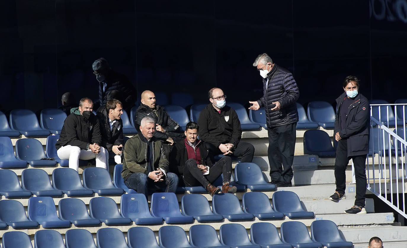 Aprovechando el parón de la competición, el conjunto blanquiazul organizó un encuentro de entrenamiento en La Rosaleda donde sólo pudieron asistir medios gráficos en los primeros minutos del choque. Tiempo insuficiente para sacar conclusiones, aunque válido para comprobar que el técnico malaguista, José Alberto, aprovechó para dar minutos a los que menos protagonismo han tenido hasta el momento (Ismael Casas, Ismael Gutiérrez, Cufré, Antoñín o Lombán) y a los jugadores que necesitan de nuevo rodaje por haber estado lesionados recientemente (caso de Jozabed o Sekou) o haberse incorporado hace poco como los nuevos fichajes Febas y Vadillo.