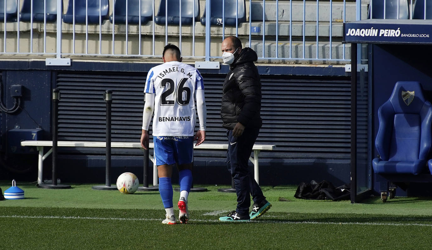 Aprovechando el parón de la competición, el conjunto blanquiazul organizó un encuentro de entrenamiento en La Rosaleda donde sólo pudieron asistir medios gráficos en los primeros minutos del choque. Tiempo insuficiente para sacar conclusiones, aunque válido para comprobar que el técnico malaguista, José Alberto, aprovechó para dar minutos a los que menos protagonismo han tenido hasta el momento (Ismael Casas, Ismael Gutiérrez, Cufré, Antoñín o Lombán) y a los jugadores que necesitan de nuevo rodaje por haber estado lesionados recientemente (caso de Jozabed o Sekou) o haberse incorporado hace poco como los nuevos fichajes Febas y Vadillo.