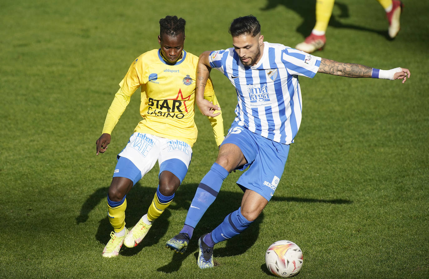 Aprovechando el parón de la competición, el conjunto blanquiazul organizó un encuentro de entrenamiento en La Rosaleda donde sólo pudieron asistir medios gráficos en los primeros minutos del choque. Tiempo insuficiente para sacar conclusiones, aunque válido para comprobar que el técnico malaguista, José Alberto, aprovechó para dar minutos a los que menos protagonismo han tenido hasta el momento (Ismael Casas, Ismael Gutiérrez, Cufré, Antoñín o Lombán) y a los jugadores que necesitan de nuevo rodaje por haber estado lesionados recientemente (caso de Jozabed o Sekou) o haberse incorporado hace poco como los nuevos fichajes Febas y Vadillo.