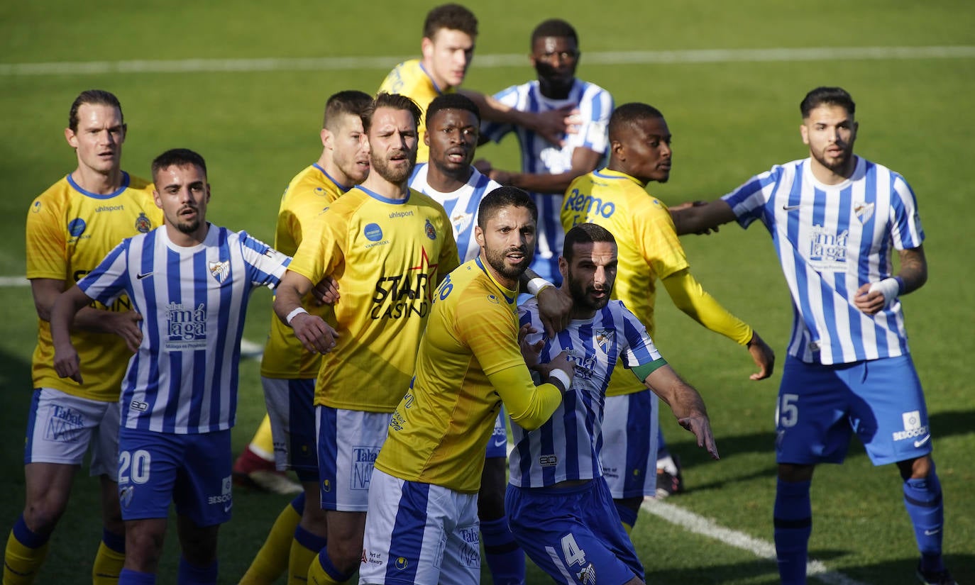 Aprovechando el parón de la competición, el conjunto blanquiazul organizó un encuentro de entrenamiento en La Rosaleda donde sólo pudieron asistir medios gráficos en los primeros minutos del choque. Tiempo insuficiente para sacar conclusiones, aunque válido para comprobar que el técnico malaguista, José Alberto, aprovechó para dar minutos a los que menos protagonismo han tenido hasta el momento (Ismael Casas, Ismael Gutiérrez, Cufré, Antoñín o Lombán) y a los jugadores que necesitan de nuevo rodaje por haber estado lesionados recientemente (caso de Jozabed o Sekou) o haberse incorporado hace poco como los nuevos fichajes Febas y Vadillo.