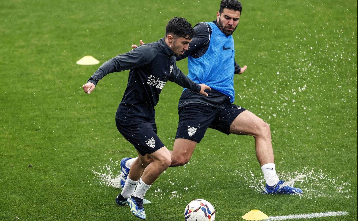 Ale Benítez, en un entrenamiento con Alexander, que había sido un refuerzo invernal. 