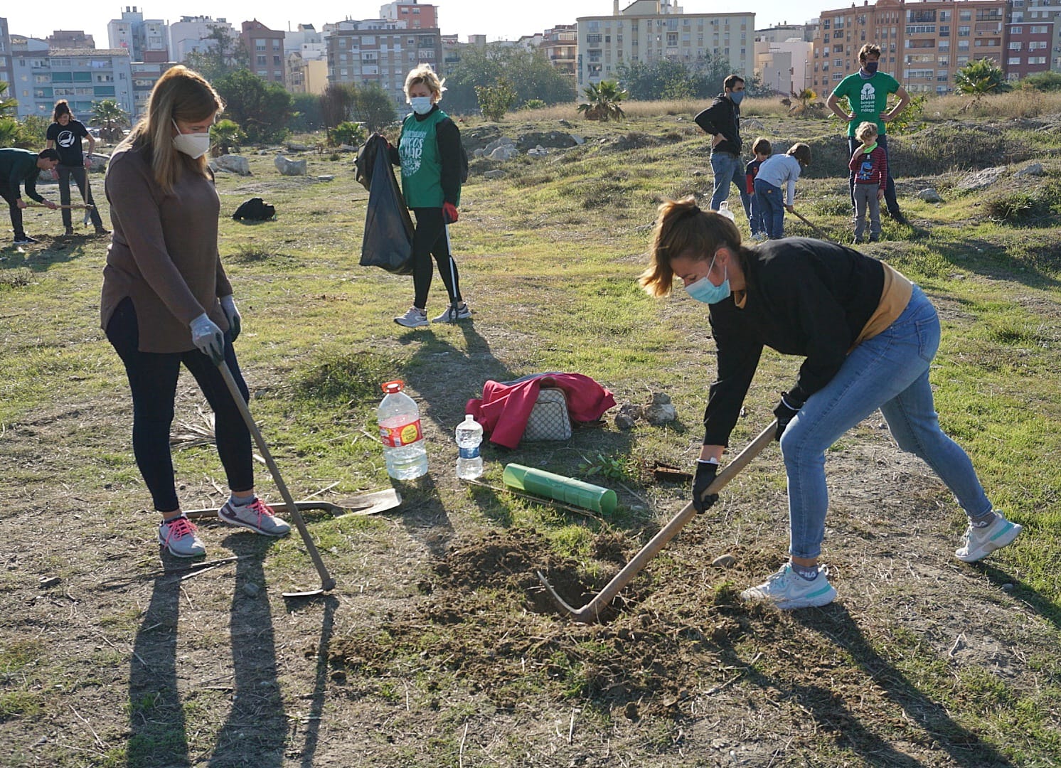 Unas 200 personas participan en la limpieza y plantación de árboles en los suelos donde el Ayuntamiento de Málaga proyecta cuatro rascacielos