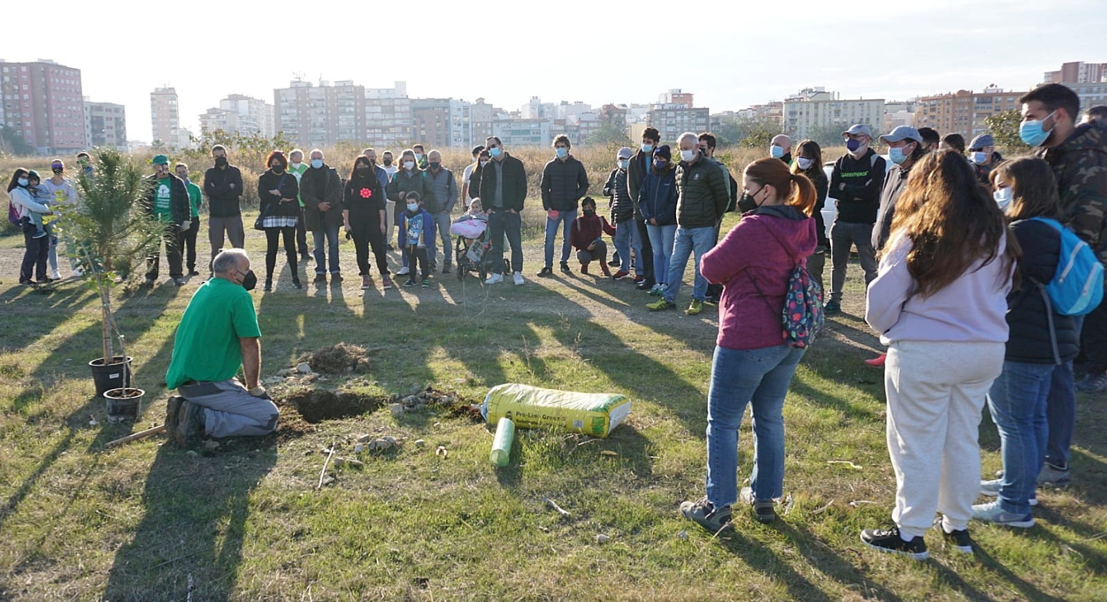 Unas 200 personas participan en la limpieza y plantación de árboles en los suelos donde el Ayuntamiento de Málaga proyecta cuatro rascacielos