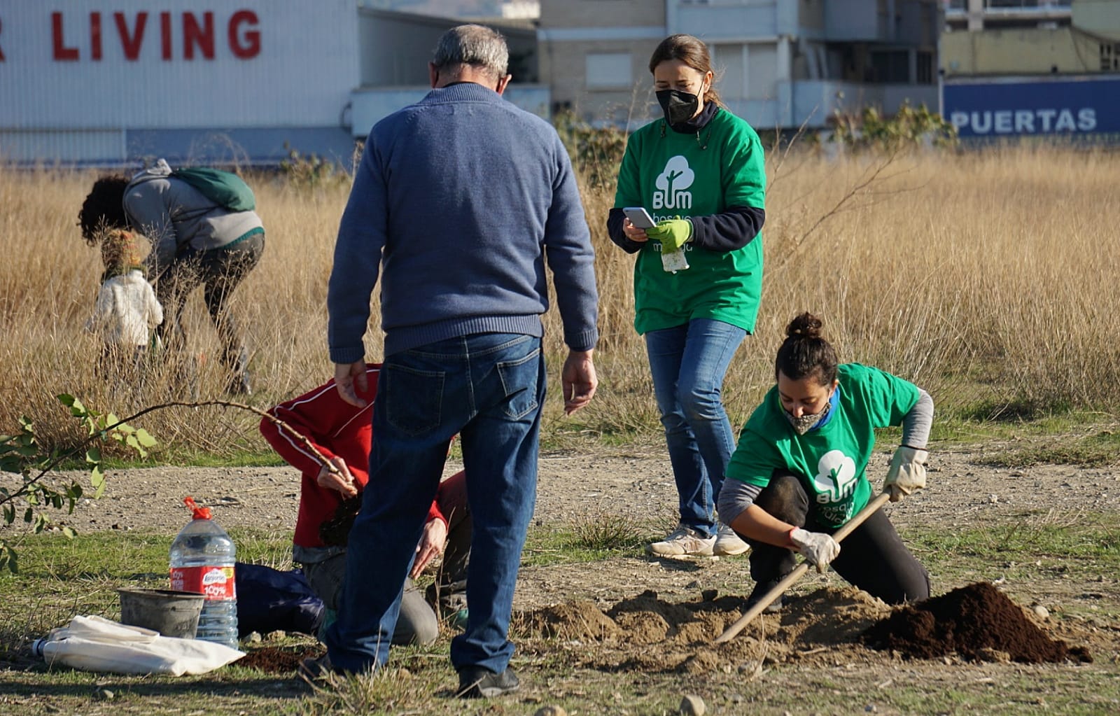 Unas 200 personas participan en la limpieza y plantación de árboles en los suelos donde el Ayuntamiento de Málaga proyecta cuatro rascacielos