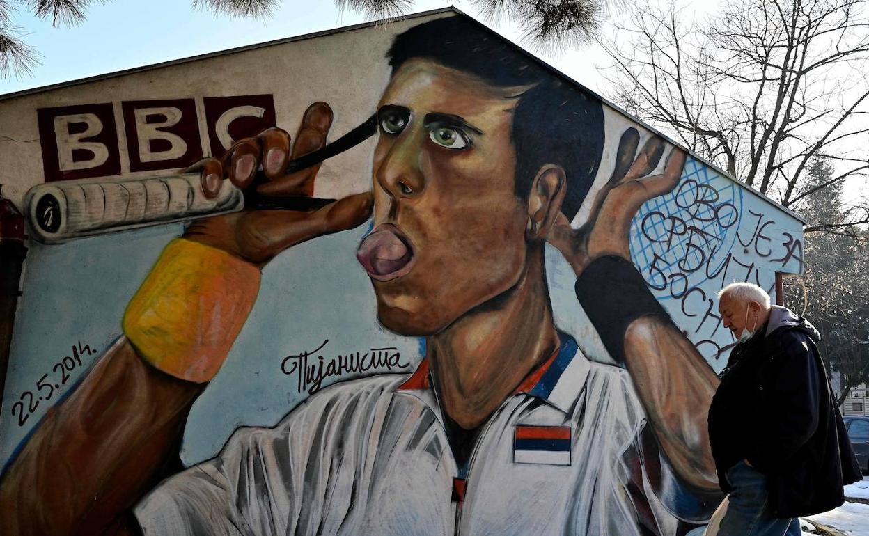 Un mural con un gesto de burla de Novak Djokovic. 