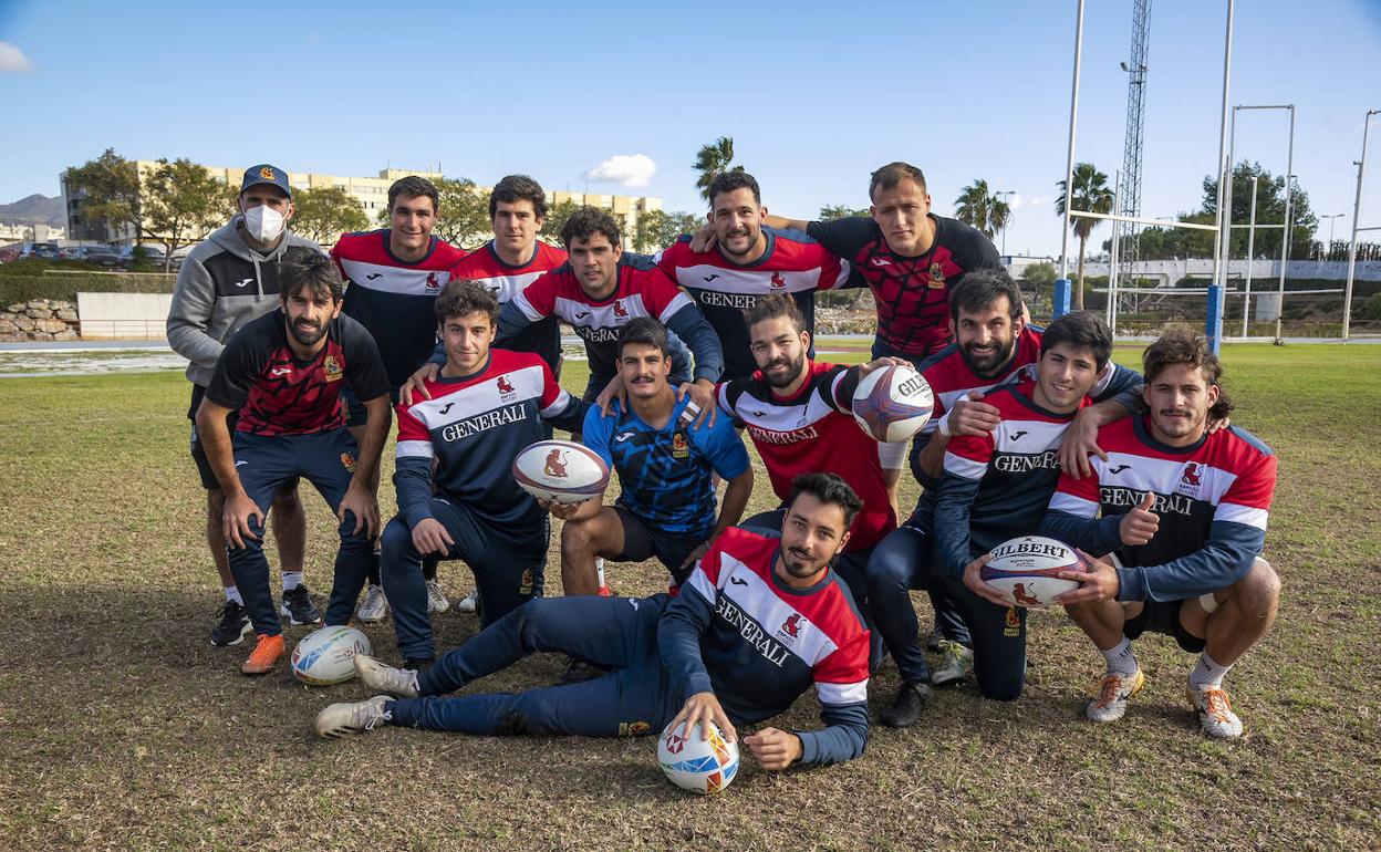 La selección masculina española, con Pablo Feijoo (entrenador), Alberto Carmona, Aratz de Goicoechea, Manuel Moreno, Alejandro Pérez, Enrique Bolinches; debajo, Pol Pla, Josep Serres, Juan Pedro Ramos, Juan Martínez, Javier de Juan, Miguel Reina, Tobías Sainz-Trápaga y, apoyado en el suelo, Tiago Romero. 