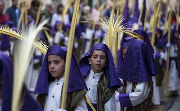 Niños vestidos de hebreo, en la sección del Señor, portando palmas. 