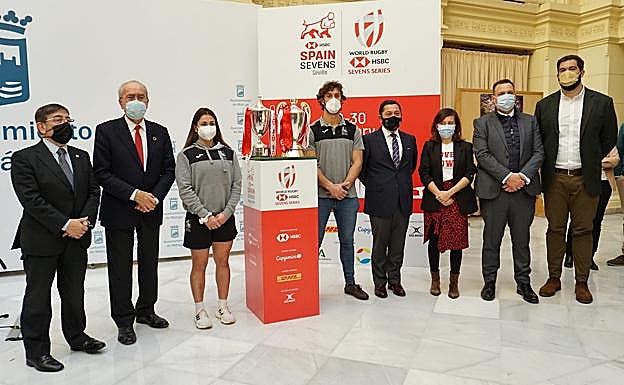 Foto de familia de la presentación del Mundial de Rugby 7 en el Ayuntamiento de Málaga con el alcalde de Málaga, Francisco de la Torre; el director de Deportes de la Diputación, Borja Vivas; el secretario general para el Deporte de la Junta de Andalucía, José María Arrabal; y Mirella Ruiz, responsable de KiwiHouse, la promotora del evento, y los capitanes de las dos selecciones españolas, Jaime Mata y Anne Fernández de Corres.