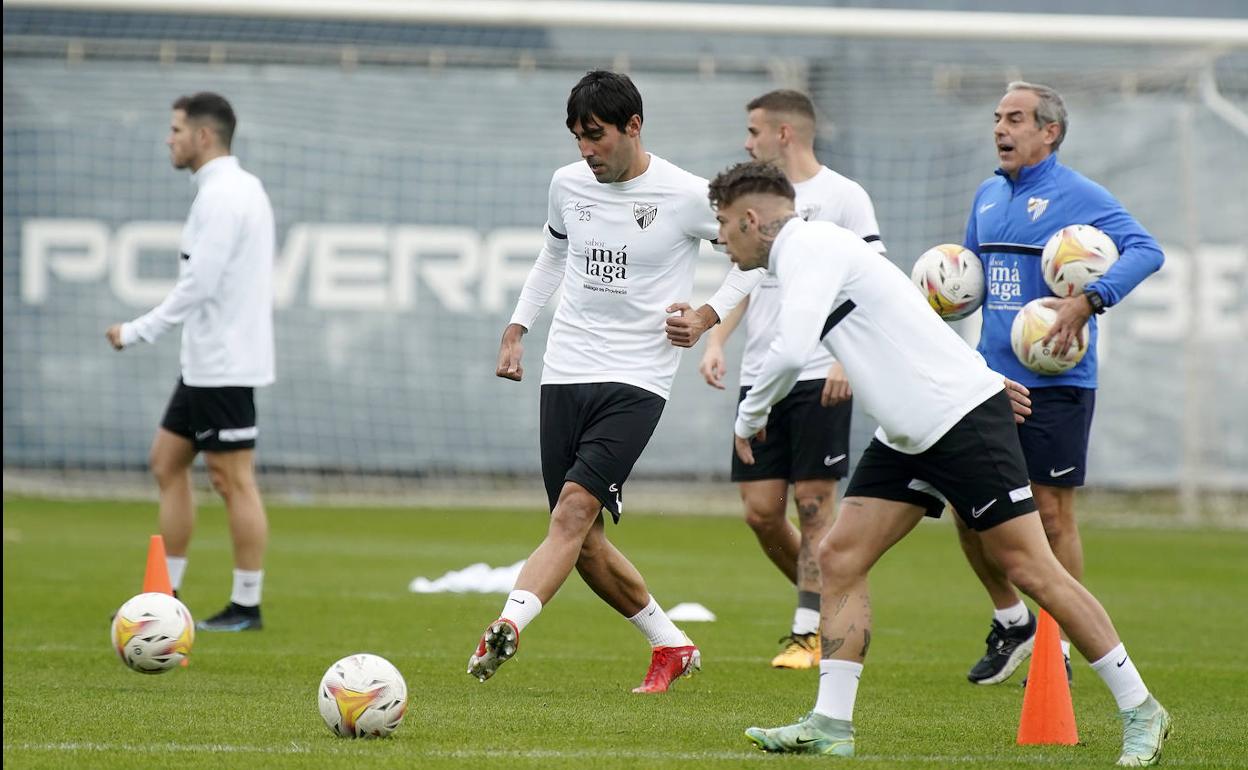 Escassi, que golpea el balón en un entrenamiento, puede ser utilizado como medio centro o central. 