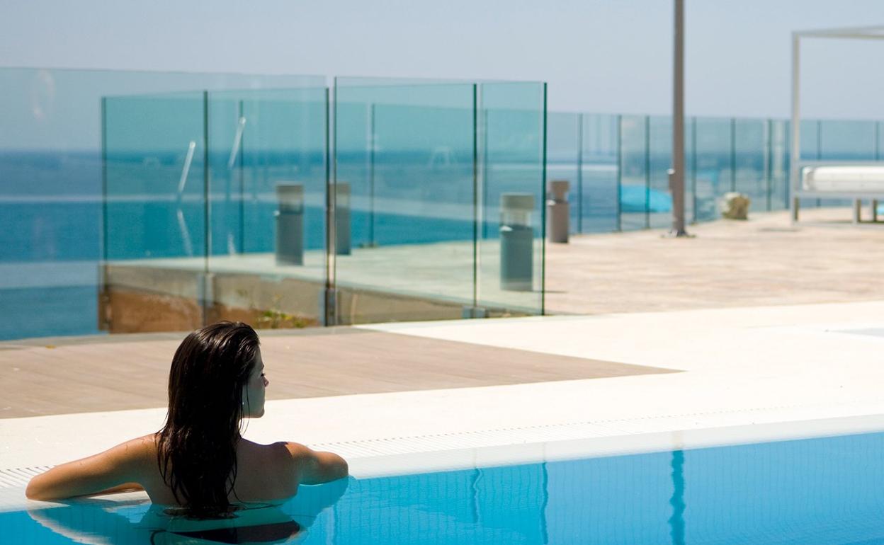 Vista de las piscinas del hotel Hydros, que se transformará en apartamentos. 