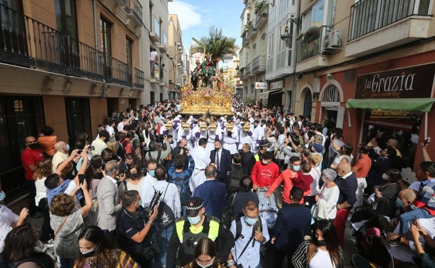 El grupo escultórico de la Pollinica es de Navarro Arteaga, mientras que el Señor es de Martínez Cerrillo. 