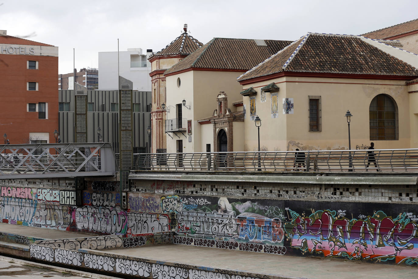 El Ayuntamiento baraja suprimir las fuentes que están en desuso y crear «un mecanismo de embellecimiento» para evitar la mala imagen que generan los grafitis