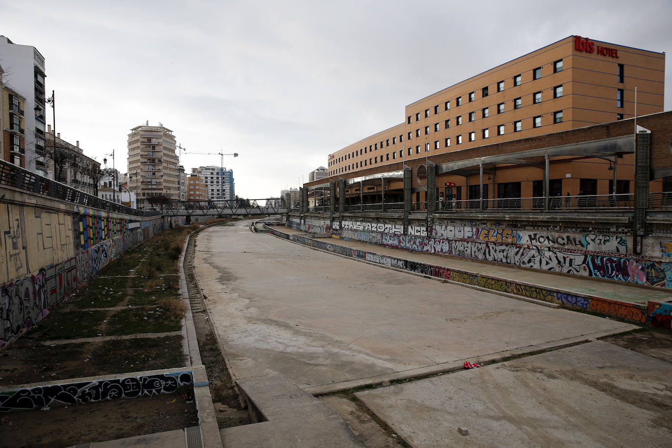 El Ayuntamiento baraja suprimir las fuentes que están en desuso y crear «un mecanismo de embellecimiento» para evitar la mala imagen que generan los grafitis