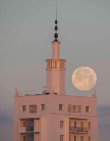 Imagen secundaria 2 - La luna pasa por detrás de La Equitativa