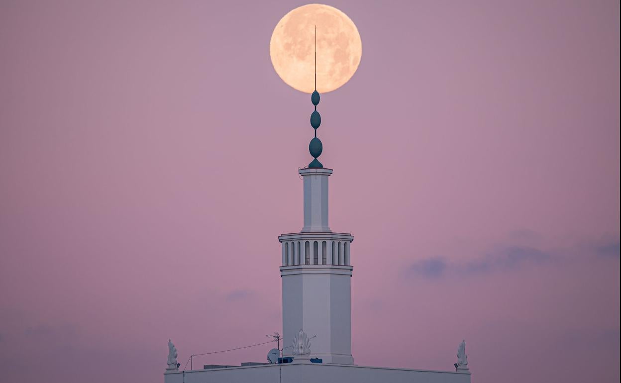 Una gigantesca 'luna del lobo' tras La Equitativa