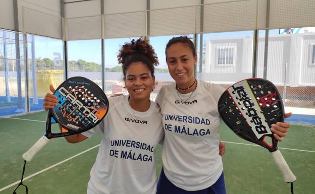 Alba Pérez y Raquel Segura durante el Campeonato Universitario de pádel en Madrid. 