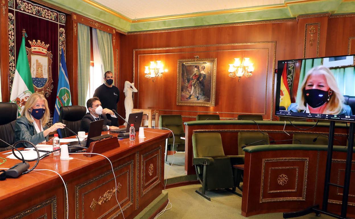 Angeles Muñoz, preside el pleno extraordinario en el que se han aprobado los presupuestos para 2022. 