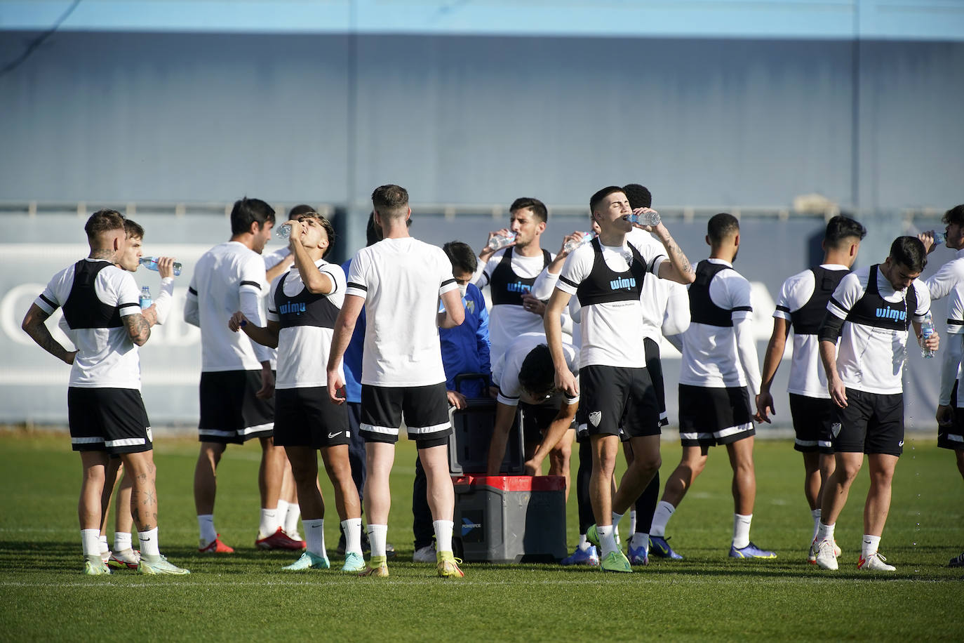 Esta semana se reanuda la Liga tras el parón de la semana pasada y la competición vuelv a La Rosaleda. El Málaga recibe al Ibiza este sábado a partir de las 21.00 horas. De cara a este partido, el equipo blanquiazul coge velocidad y aspira a poder alinear a su once de gala tras ver como sus últimos jugadores recuperados tras lesión o problemas físicos están reaccionando bien a los entrenamientos de esta semana.